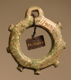 Ring, mit Buckeln verziert und einer Öse zum Aufhängen