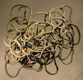 Aus 46 Ringen gebildete Kette