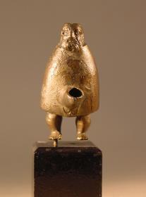 Lampe in Gestalt eines bärtigen, in einen Mantel gehüllten Mannes dessen Tülle als Phallus dient