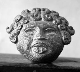 Gorgoneion mit eingelegten Augen und Zunge (die Einlagen ausgebrochen)