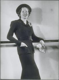 Frau in Jacke und Kleid von Hanna Pechmann-Dietrich