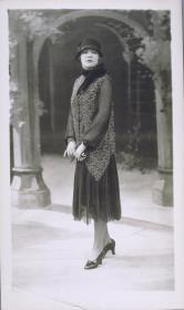 Frau in Kleid von Boué Soeurs