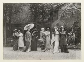 Frauen in Kleidern und Mänteln von Paul Poiret. Modenschau mit französischen Mannequins