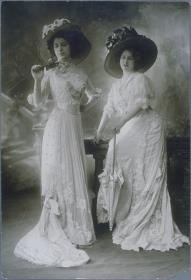 Frauen in Kleidern von Boué Soeurs