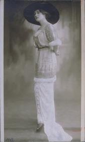 Frau in Kleid