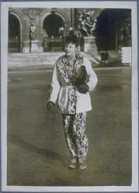 Frau in Jacke und Hose