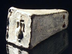 Bleigewicht mit Darstellung einer Amphora auf der Unterseite