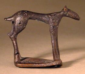 "Primitives Tier mit Basis" (Geometrische Statuette eines Rehs?)