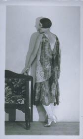Frau in Kleid von Boué Soeurs