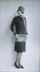 Frau in Kleid von Stephany