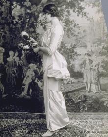 Frau in Kleid