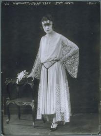 Elga Wedow in Kleid von Modellhaus Max Becker