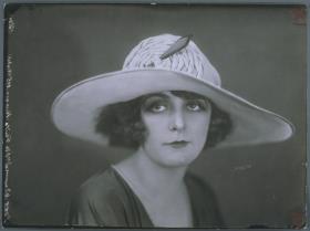 Ruth Weyher mit Hut von Paula Schwarz