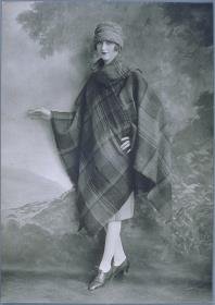 Frau in Cape