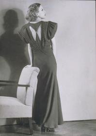 Frau in Kleid von Klyhs
