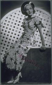 Frau in Kleid