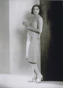 Frau in Kleid von Modellhaus Max Becker