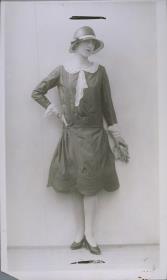 Frau in Kleid von Rosine Aoust