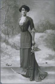 Frau in Kleid von Boué Soeurs