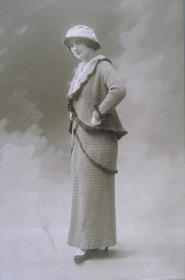 Frau in Jacke und Rock