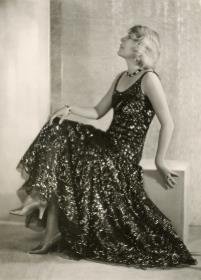 Sybil Smolowa in Kleid von Modellhaus Max Becker