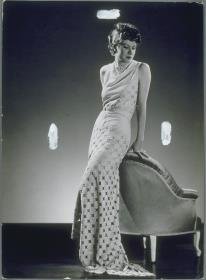 Frau in Kleid von Martial et Armand