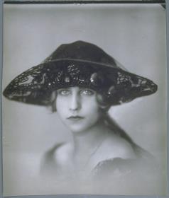Grete Mosheim mit Hut von Paula Schwarz