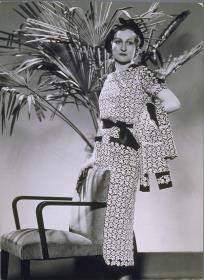 Frau in Kleid von Martial et Armand