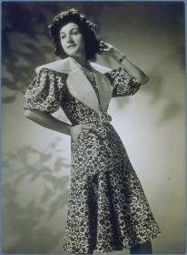 Frau in Kleid von Jacques Heim