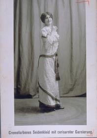 Frau in Kleid