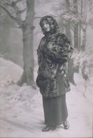Frau in Pelzmantel und Rock von S. Adam