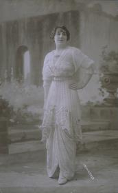 Frau in Kleid von Valmath