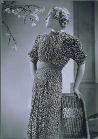 Frau in Kleid