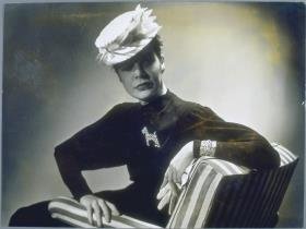 Frau mit Hut in Matelot-Form von Hertha Mecklenburg