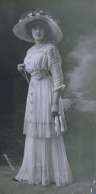 Frau in Kleid von Maison Ch. Drecoll, Paris