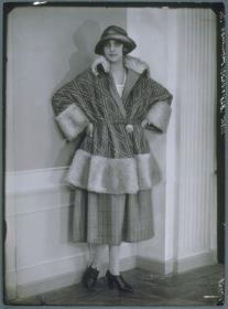 Lola Gruhl in Ensemble von Modellhaus Max Becker