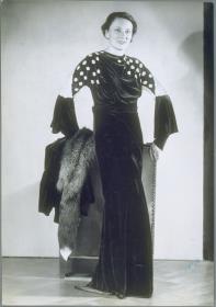 Erna John-Hansen in Kleid und Jacke von Else Piotraschke