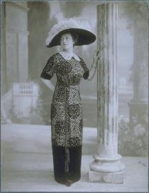 Frau in Kleid
