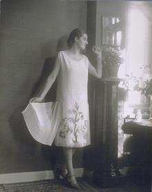Pauline Fresenius in Kleid von Ina von Kardorff