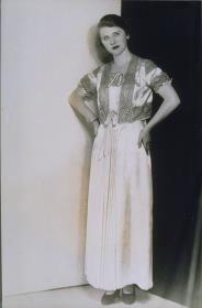 Charlotte Führig in Nachthemd und Jacke von Neumann