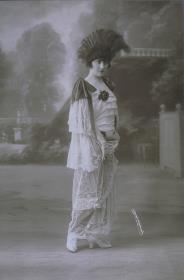 Frau in Kleid von Bennett