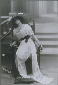 Frau in Kleid von Desbrosses