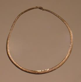 Einfacher Armring aus zum Ende hin dünner werdendem Draht