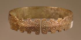Breiter bandartiger Armring, mit Würfelaugen verziert