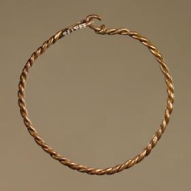 Armring aus zwei ineinander geflochtenen Drähten