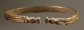 Schmaler geriefelter Armring, in Knöpfe auslaufend