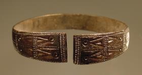 Bandartiger Armring, nach der Öffnung zu sich verbreiternd