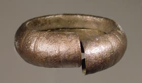 Armring in Form eines breiten hohlen Bandes