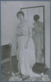 Frau in Kleid von Wiener Werkstätte