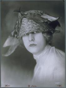 Frau mit Hut von Herrmann Gerson